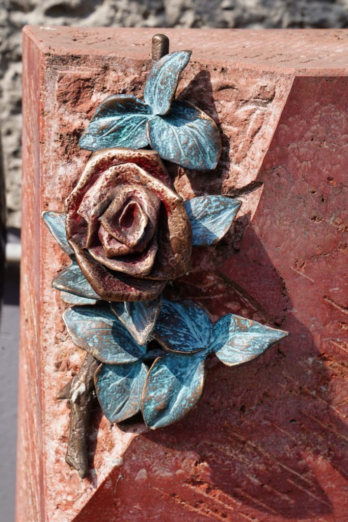 Rose als Ornamentik in Bronze