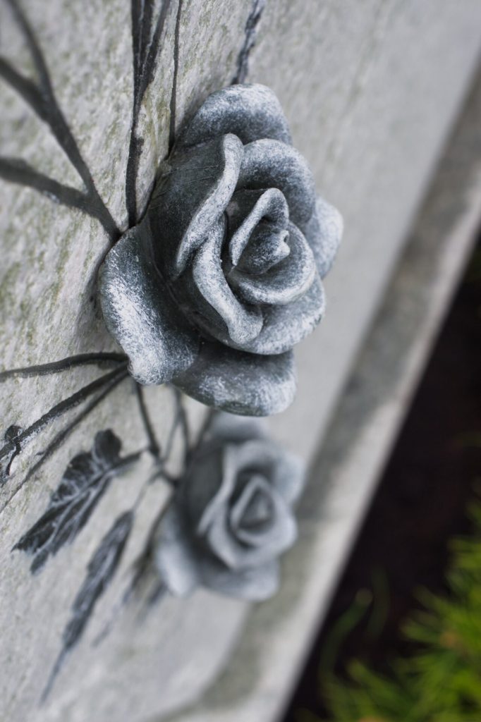 Symbolik Rose an einem Urnengrabstein