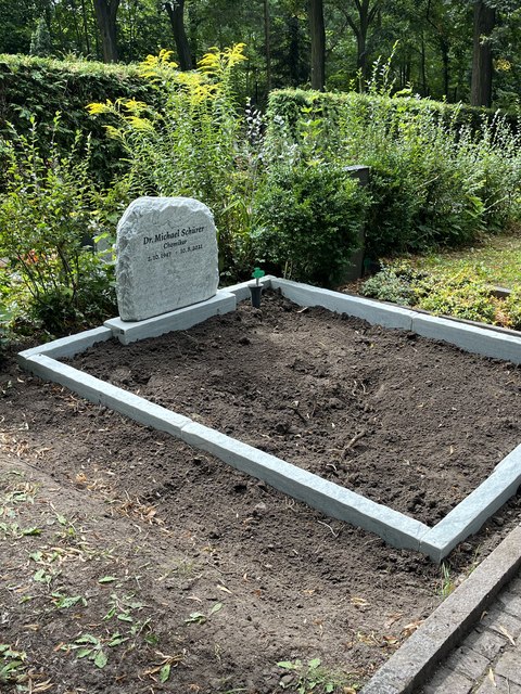 Versetzter Grabstein auf dem Friedhof