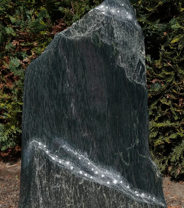 Felsen Sepentin gespalten gerade Fläche für Beschriftung veredelt mit Swarovski-Steinen