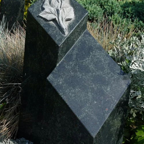 Stele aus Diabas mit-Rosen-Symbolik ausgearbeitet