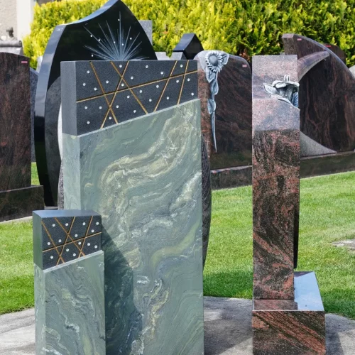 Stelen: links Dorfer grün, schwarzer Granit satiniert, Symbolik Rockstyle