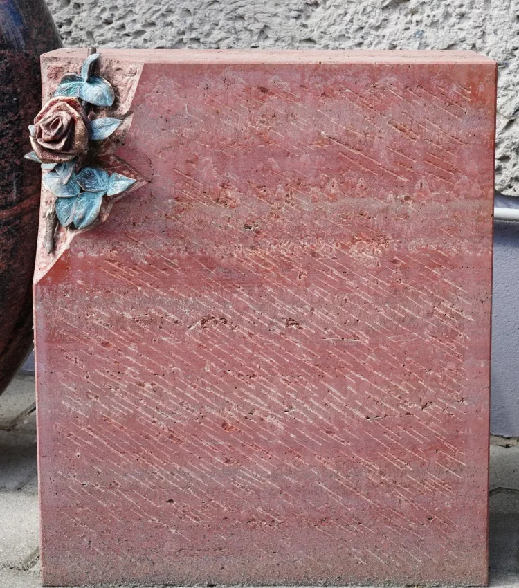 Urnen-Grabstein in Bronze, Rose als Ornamentik