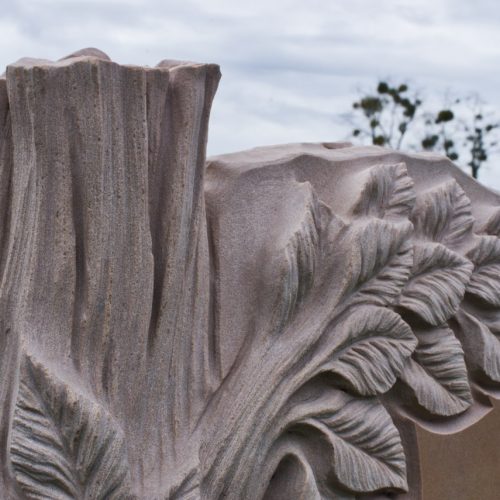 Urnengrabstein aus Asia Quarzit mit plastischer Ornamentik als Lebensbaum